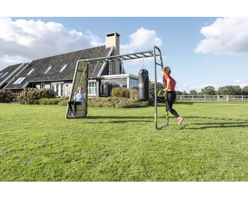 Outdoor-Fitnessstation und Spielgerüst mit Hangelleiter, Schaukel, Turnringen und Boxsack in einem weitläufigen Garten.