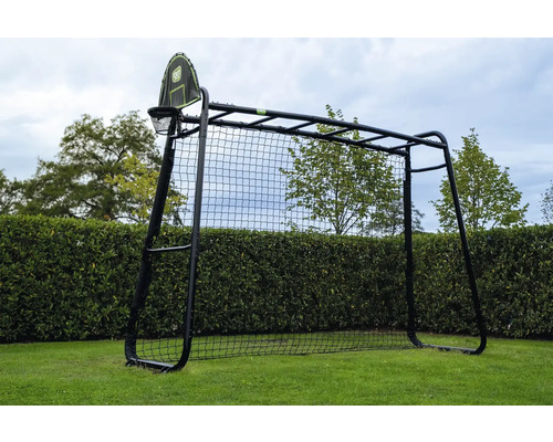 EXIT Toys GetSet Monkeybar MB220, schwarzes multifunktionales Outdoor-Sportgerät aus Metall mit Fußballtor und Basketballkorb im Garten.