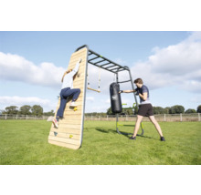 EXIT Toys GetSet Outdoor Fitnessstation aus Metall und Holz mit Kletterwand, Boxsack und Sprossenwand auf einer Wiese.