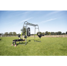 EXIT Toys GetSet Outdoor-Fitnessstation im Garten mit Boxsack, Turnringen und Hantelbank für Krafttraining und Spielspaß.