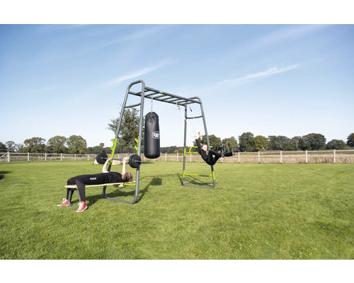 EXIT Toys GetSet Outdoor-Fitnessstation im Garten mit Boxsack, Turnringen und Hantelbank für Krafttraining und Spielspaß.