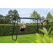 Schwarze Outdoor-Fitnessstation aus Metall im Garten mit Hangelleiter, Turnringen, einer Schaukel und einem Basketballkorb.