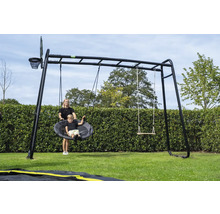 Schwarzes Garten-Klettergerüst mit Nestschaukel, klassischer Schaukel, Monkey Bar und Basketballkorb auf einer Rasenfläche mit Hecke.