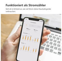 Eine Hand hält ein Smartphone, auf dem eine App den Energieverbrauch und die Laufzeit von Haushaltsgeräten in Diagrammen anzeigt.