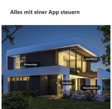 Modernes Haus bei Nacht mit Smart Home Steuerung für Klimaanlage, Nachtlicht, Ventilator und Wasserkocher per App.