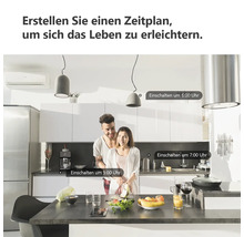 Helle moderne Küche mit Paar an Kochinsel. Markierte Zeitpläne zum Einschalten von Lampen, Wasserkocher und Kaffeemaschine.
