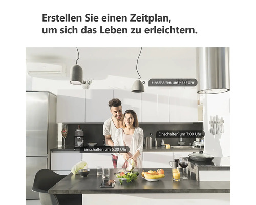 Helle moderne Küche mit Paar an Kochinsel. Markierte Zeitpläne zum Einschalten von Lampen, Wasserkocher und Kaffeemaschine.
