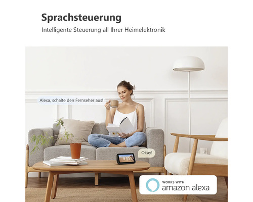 Intelligente Sprachsteuerung im Wohnzimmer mit einem Smart Display auf einem Holztisch neben einer Frau auf dem Sofa. Amazon Alexa Logo.