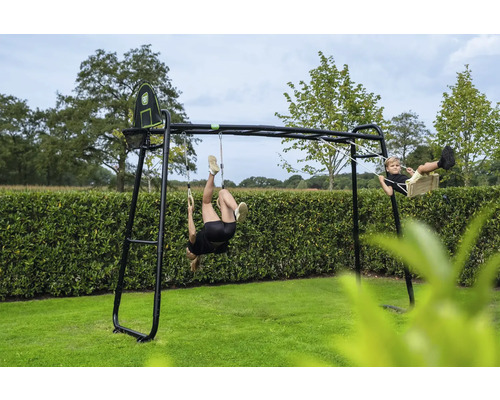 Schwarzes Klettergerüst aus Metall mit Schaukel, Turnringen und Basketballkorb im Garten mit spielenden Kindern.