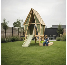 Holz-Spielhaus auf Stelzen mit Rutsche und integriertem Sandkasten in einem Garten.