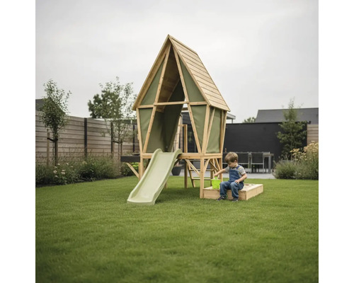 Holz-Spielhaus auf Stelzen mit Rutsche und integriertem Sandkasten in einem Garten.