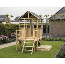 Spielhaus aus Holz für Kinder mit Satteldach, Plattform, Leiter und Sandkasten im Garten.