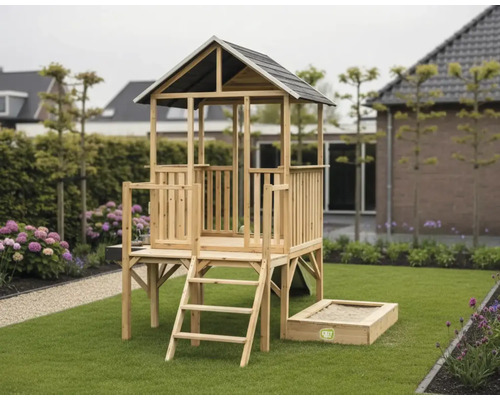 Spielhaus aus Holz für Kinder mit Satteldach, Plattform, Leiter und Sandkasten im Garten.