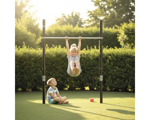 Kinder spielen an einem freistehenden Turnreck aus Metall in einem hellen Garten vor einer Hecke.