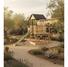 Spielhaus aus Holz mit Wellenrutsche, Sandkasten und Kletterleiter in einem sonnigen Garten mit Bäumen und Blumen.