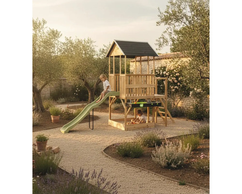 Spielhaus aus Holz mit Wellenrutsche, Sandkasten und Kletterleiter in einem sonnigen Garten mit Bäumen und Blumen.
