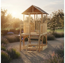 Spielturm aus Holz mit Satteldach, Leiter und Sandkasten in einem sonnigen Garten mit Lavendel.
