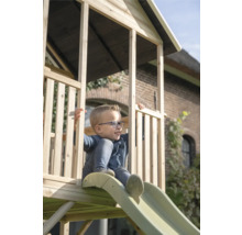 Spielhaus aus Holz für Kinder mit Rutsche und Geländer im hellen Außenbereich.