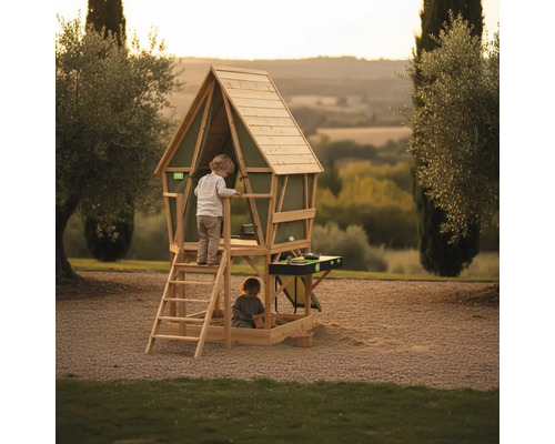 Abenteuer-Spielhaus aus Holz für Kinder mit Leiter, Sandkasten und Spielküche in einem hellen, weitläufigen Garten.