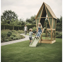 Kinderspielhaus aus Holz mit Rutsche, Leiter und Sandkasten in einem Garten mit Kindern beim Spielen.