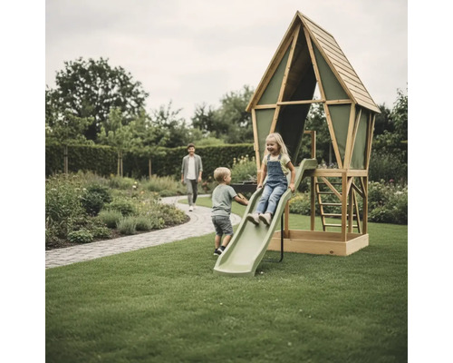 Kinderspielhaus aus Holz mit Rutsche, Leiter und Sandkasten in einem Garten mit Kindern beim Spielen.