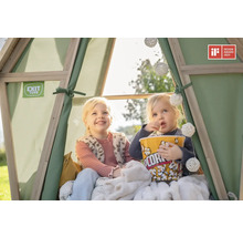Zwei Kinder sitzen in einem hölzernen Tipi-Spielzelt mit Lichterkette und essen Popcorn. EXIT Toys Logo. iF Design Award 2025.