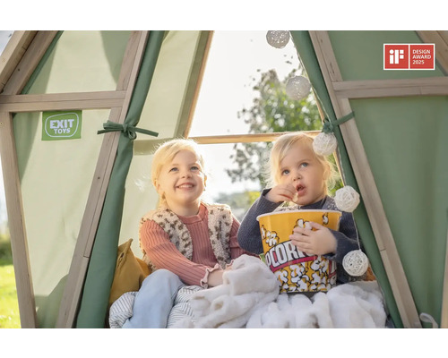 Zwei Kinder sitzen in einem hölzernen Tipi-Spielzelt mit Lichterkette und essen Popcorn. EXIT Toys Logo. iF Design Award 2025.