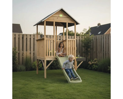 Spielhaus aus Holz mit Rutsche im Garten, EXIT Toys Logo, zwei spielende Kinder auf Rasenfläche vor Holzzaun.