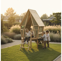 Hölzernes Kinder-Spielhaus in Zeltform mit EXIT Logo im Garten auf einem Rasen, mit mehreren Kindern, die am und im Haus spielen.