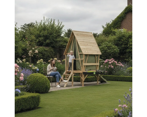 Kinderspielhaus aus Holz im Garten mit Leiter, Balkon und integriertem Spieltisch, umgeben von Blumen und Rasen, mit einem Kind und einer Frau.
