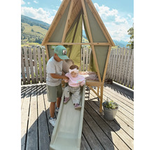 Holz-Spielhaus mit Rutsche von EXIT Toys auf einer Terrasse. Ein Junge hilft einem Kleinkind. Dreieckiger Holzrahmen mit Stoffwänden.