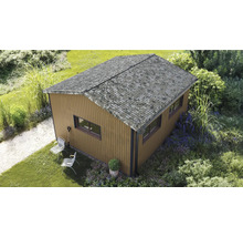 Modernes Gartenhaus in Holzoptik mit Satteldach, Fenstern und Regenrinne in einer bepflanzten Gartenanlage.