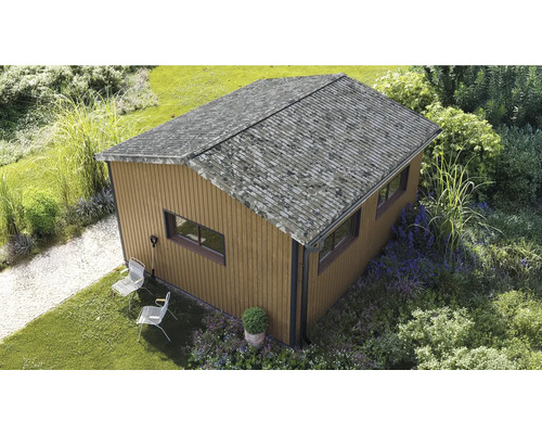 Modernes Gartenhaus in Holzoptik mit Satteldach, Fenstern und Regenrinne in einer bepflanzten Gartenanlage.