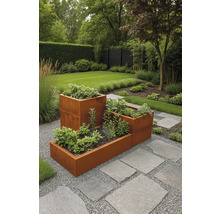 Moderner Garten mit modularen Hochbeeten aus Corten-Stahl auf Kies und Trittplatten, bepflanzt mit verschiedenen Kräutern.