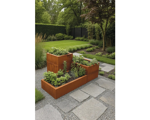 Moderner Garten mit modularen Hochbeeten aus Corten-Stahl auf Kies und Trittplatten, bepflanzt mit verschiedenen Kräutern.
