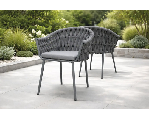 Zwei graue Gartenstühle aus Seilgeflecht mit Metallrahmen und Sitzkissen auf einer gepflasterten Terrasse mit Gartenpflanzen.