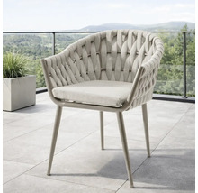 Moderner Gartenstuhl mit geflochtener Rückenlehne, Sitzkissen und Metallgestell auf einer Terrasse.