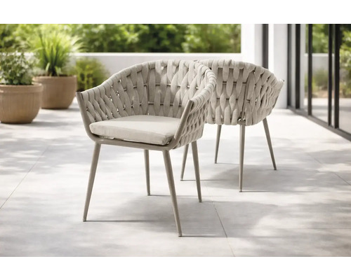 Moderne Gartenstühle mit Seilgeflecht und Sitzkissen auf einer hellen Terrasse.