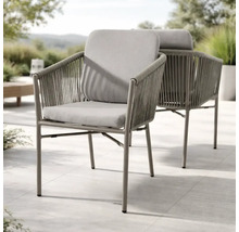 Zwei moderne Gartenstühle mit Seilbespannung und hellgrauen Polstern auf einer hellen Terrasse.