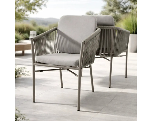 Zwei moderne Gartenstühle mit Seilbespannung und hellgrauen Polstern auf einer hellen Terrasse.