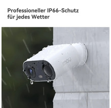 Imou Überwachungskamera für den Außenbereich mit IP66-Schutzklasse bei Regen an einer Wand montiert.