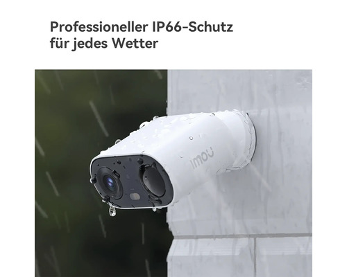 Imou Überwachungskamera für den Außenbereich mit IP66-Schutzklasse bei Regen an einer Wand montiert.