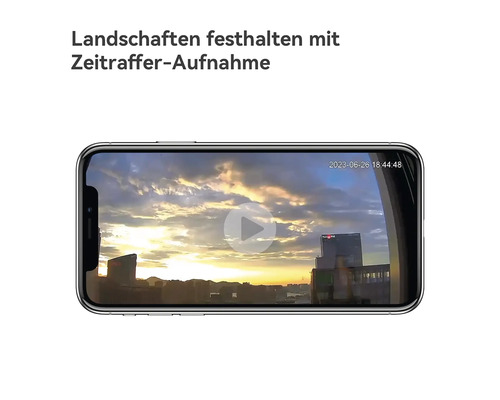 Smartphone zeigt eine Zeitraffer-Aufnahme einer Landschaft bei Sonnenuntergang in einer App.