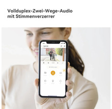 Smartphone zeigt App-Oberfläche einer Überwachungskamera mit Vollduplex-Zwei-Wege-Audio und Stimmenverzerrer-Funktion.