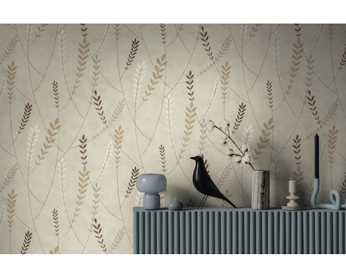 Vliestapete mit botanischem Muster aus Zweigen und Blättern in Naturtönen hinter einer blauen Kommode mit Dekorationsartikeln.