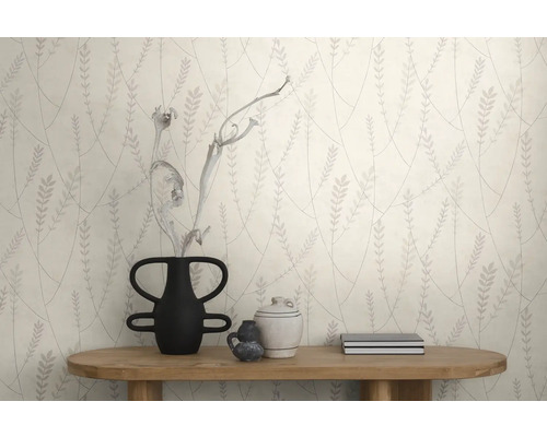 Tapete mit Blattmuster hinter einer Holzkonsole mit Vase und Deko-Objekten in einem modernen Wohnraum.