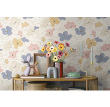 Vliestapete mit großflächigem Blumenmuster in Pastelltönen an einer Wand hinter einer dekorierten Konsole.