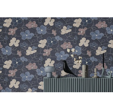 Vliestapete mit abstraktem floralem Muster in Blau, Mauve und Beige hinter einem Sideboard mit Dekorationsartikeln.