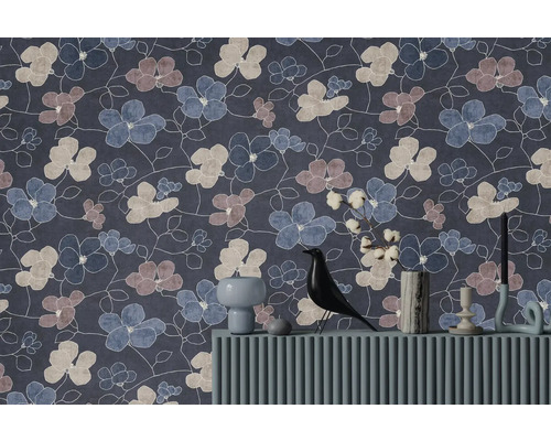 Vliestapete mit abstraktem floralem Muster in Blau, Mauve und Beige hinter einem Sideboard mit Dekorationsartikeln.