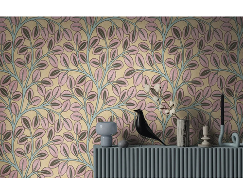 Tapete mit botanischem Muster aus rosa und grauen Blättern an hellblauen Ranken hinter einer blauen Konsole mit Dekorationsartikeln.